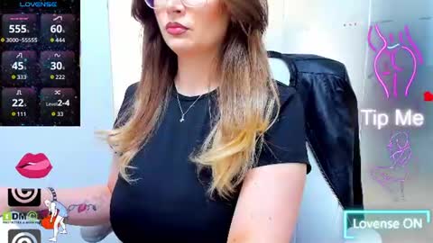 Snapshot of evelyne_rose chatting on June 16, 2026, 5:10 am evelyne_rose online show from June 16, 2026, 5:10 am