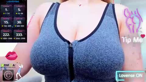 Snapshot of evelyne_rose chatting on July 18, 2026, 5:33 am evelyne_rose online show from July 18, 2026, 5:33 am
