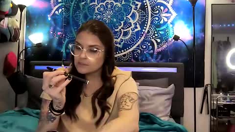 Snapshot of everleighlux chatting on December 6, 2024, 10:52 pm Aly online show from December 6, 2024, 10:52 pm