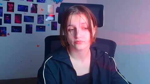 Snapshot of evie_leee chatting on November 23, 2025, 6:30 pm Evie online show from November 23, 2025, 6:30 pm