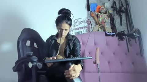 Snapshot of evil_sammy chatting on November 18, 2025, 9:41 pm Mistress Sammy online show from November 18, 2025, 9:41 pm