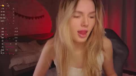 Snapshot of evilyn_next_door chatting on November 16, 2025, 11:16 am Evelyn online show from November 16, 2025, 11:16 am