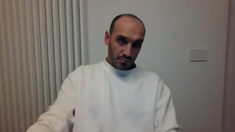 Snapshot of extr0 chatting on November 8, 2025, 10:52 pm Extro online show from November 8, 2025, 10:52 pm