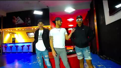 extrangers online show from September 29, 2025, 11:48 am