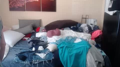 Snapshot of eyeswall0w chatting on October 19, 2025, 2:40 pm eyeswall0w online show from October 19, 2025, 2:40 pm