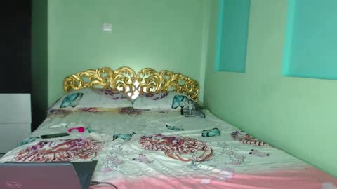 farfalina online show from March 8, 2026, 5:00 am