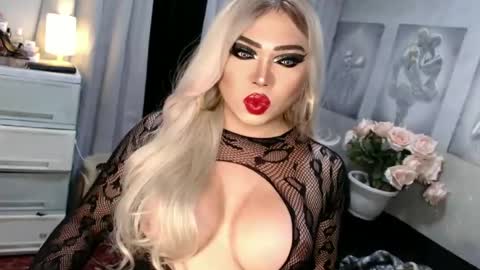 Snapshot of fascinating_ts_vana chatting on July 5, 2026, 6:04 pm vana online show from July 5, 2026, 6:04 pm