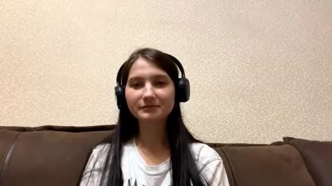 Aurora 18yo online show from October 18, 2025, 10:16 am