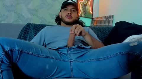 Snapshot of favid95 chatting on October 31, 2025, 3:35 pm favid95 online show from October 31, 2025, 3:35 pm