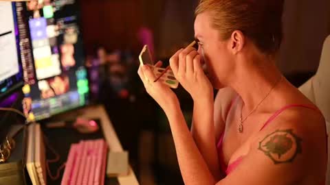 Faye Holloway online show from September 21, 2025, 2:46 am