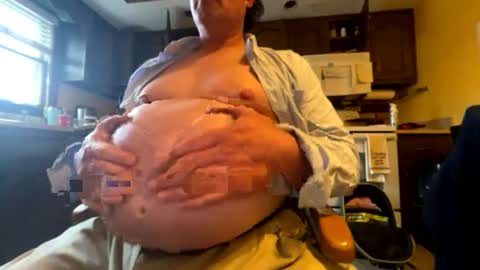 Snapshot of feedmyhugebelly chatting on April 22, 2026, 8:32 pm feedmyhugebelly online show from April 22, 2026, 8:32 pm