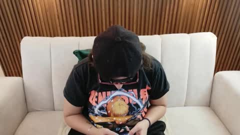 Feelena online show from February 17, 2026, 4:46 pm