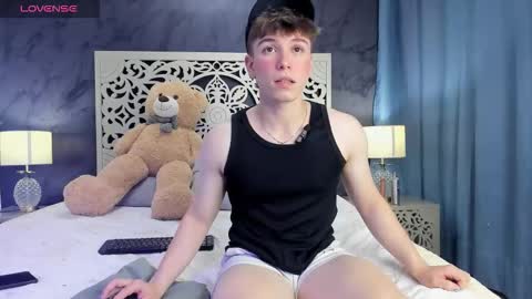 Femboy Max online show from November 17, 2025, 12:22 pm