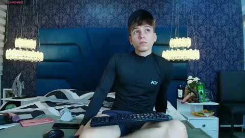 Femboy Max online show from December 19, 2025, 12:01 pm