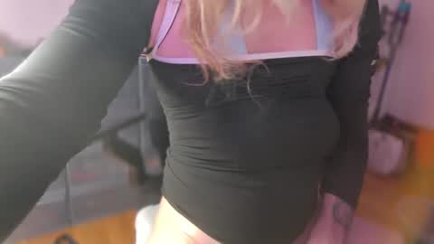 Snapshot of femme_mystique chatting on November 14, 2025, 9:52 am femme_mystique online show from November 14, 2025, 9:52 am