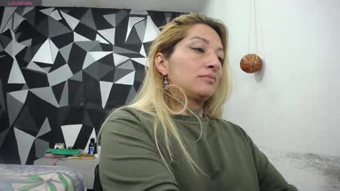 Snapshot of fenix_purple chatting on December 17, 2025, 3:23 am FENIX online show from December 17, 2025, 3:23 am