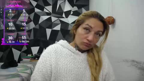 Snapshot of fenix_purple chatting on December 21, 2025, 10:39 pm FENIX online show from December 21, 2025, 10:39 pm