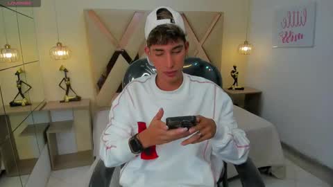 FER PHOENIX online show from December 1, 2025, 3:33 am