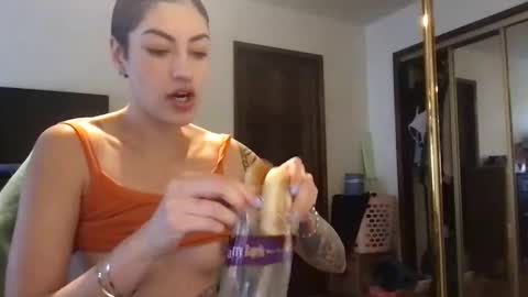 Snapshot of fgsammie chatting on October 28, 2025, 10:23 pm fgsammie online show from October 28, 2025, 10:23 pm