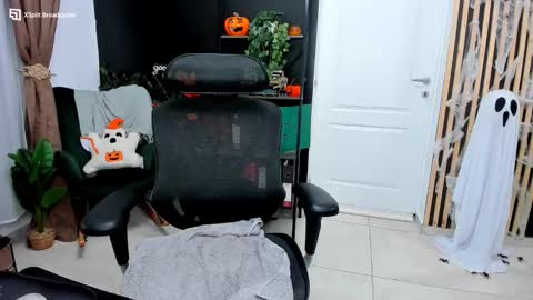 Snapshot of fireflowers_ chatting on October 31, 2025, 10:11 pm Kallisy online show from October 31, 2025, 10:11 pm