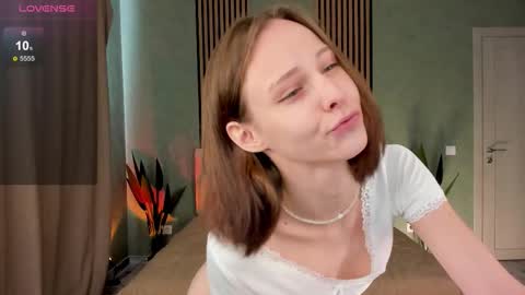 im Linda please give me thumbs up online show from September 18, 2025, 3:08 am