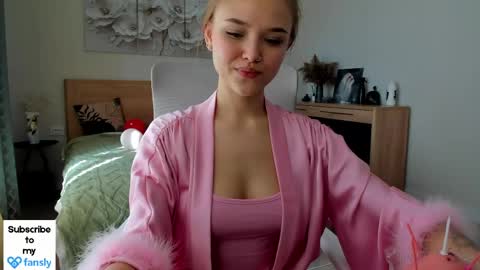 Snapshot of flooora_0 chatting on May 12, 2026, 1:25 am Mona online show from May 12, 2026, 1:25 am