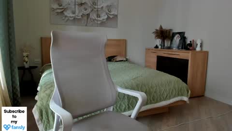 Snapshot of flooora_0 chatting on May 13, 2026, 1:47 am Mona online show from May 13, 2026, 1:47 am