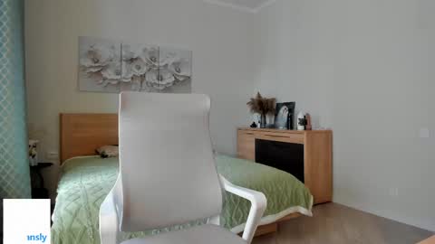 Snapshot of flooora_0 chatting on May 29, 2026, 1:36 am Mona online show from May 29, 2026, 1:36 am