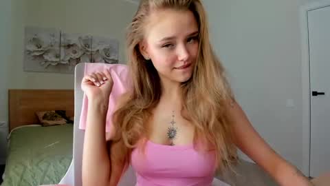 Snapshot of flooora_0 chatting on June 5, 2026, 1:23 am Mona online show from June 5, 2026, 1:23 am