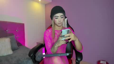 Snapshot of flor_pink chatting on June 7, 2026, 4:05 am Flor online show from June 7, 2026, 4:05 am