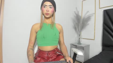 Snapshot of flor_pink chatting on June 9, 2026, 4:57 am Flor online show from June 9, 2026, 4:57 am