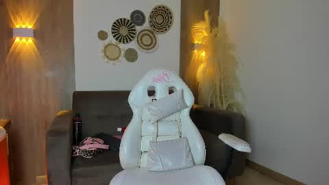 Snapshot of flor_pink chatting on July 9, 2026, 4:16 am Flor online show from July 9, 2026, 4:16 am