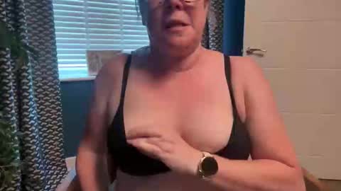 Snapshot of flossyishot chatting on May 27, 2026, 7:33 pm flossyishot online show from May 27, 2026, 7:33 pm