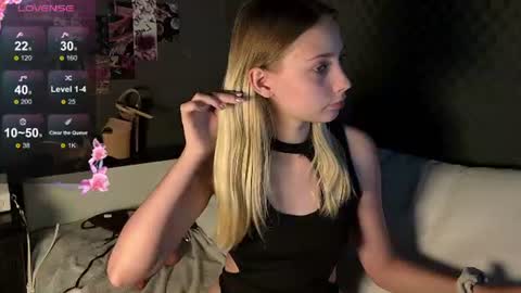 fluffy_cloude online show from August 2, 2026, 3:21 pm