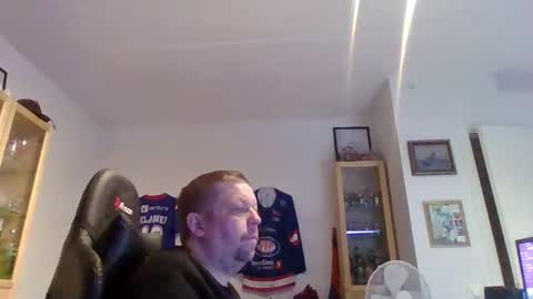 fluffy_espen online show from March 15, 2026, 8:53 am