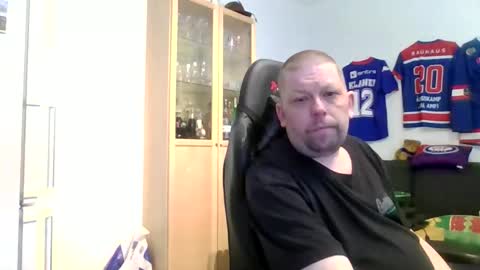 fluffy_espen online show from April 23, 2026, 8:35 am