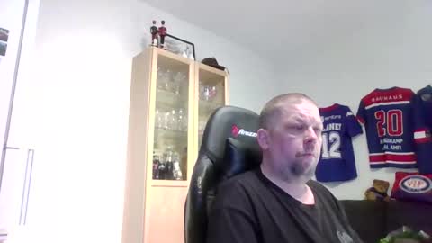 fluffy_espen online show from April 26, 2026, 4:32 am