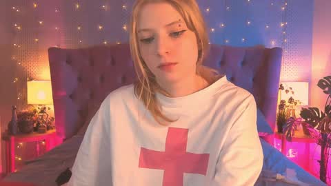 Snapshot of fluffy_ice chatting on March 7, 2025, 7:19 am Mia online show from March 7, 2025, 7:19 am