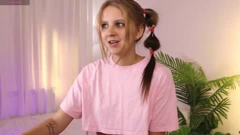 Snapshot of fluffy_waffles chatting on September 12, 2025, 11:43 am LilLisa online show from September 12, 2025, 11:43 am