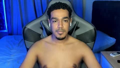 Snapshot of fmoreno10 chatting on December 17, 2025, 9:43 pm Carlos online show from December 17, 2025, 9:43 pm