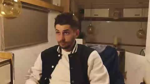 independent model online show from March 8, 2026, 8:01 pm