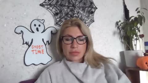 Snapshot of fox_red_lady7 chatting on October 30, 2025, 7:10 am fox_red_lady7 online show from October 30, 2025, 7:10 am