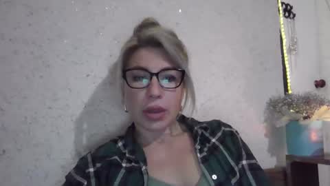 fox_red_lady7 online show from January 14, 2026, 4:23 pm