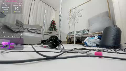 yiyi online show from December 21, 2025, 12:01 pm