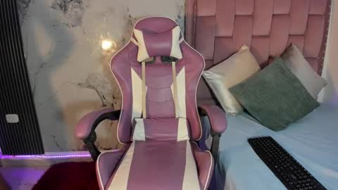 Laura online show from September 15, 2025, 7:58 pm