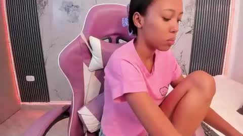 Snapshot of francis_leams chatting on June 19, 2026, 7:17 pm Laura online show from June 19, 2026, 7:17 pm