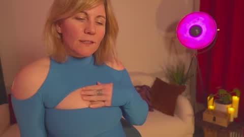 Snapshot of french_devotion chatting on March 5, 2025, 7:17 pm Louise or Lou 3 online show from March 5, 2025, 7:17 pm