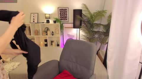 Snapshot of freya_bloss chatting on June 7, 2026, 12:20 pm Laura online show from June 7, 2026, 12:20 pm