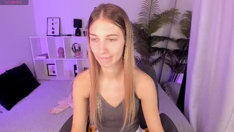 Snapshot of freya_bloss chatting on July 15, 2026, 7:46 am Laura online show from July 15, 2026, 7:46 am