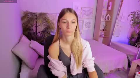 Snapshot of freya_bloss chatting on July 17, 2026, 7:37 am Laura online show from July 17, 2026, 7:37 am